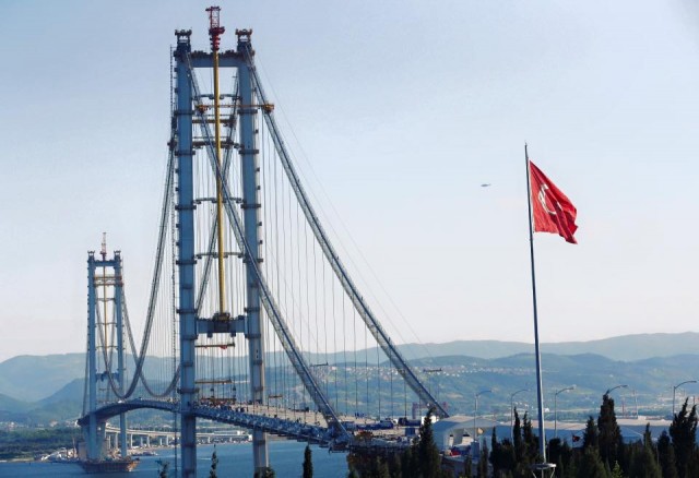 İzmit Körfezi'ne yapılan dünyanın en büyük köprüsünün ismi Osman Gazi Köprüsü olarak belirlendi. Köprüde son tabliye Cumhurbaşkanı Erdoğan ve Başbakan Ahmet Davutoğlu'nun katılımı ile konuldu.
