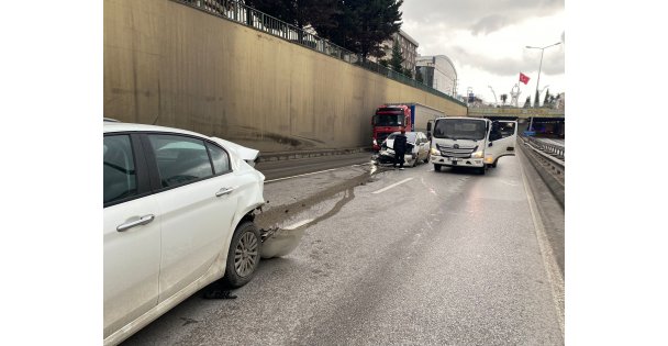 2 otomobil kazaya karıştı: 3 yaralı