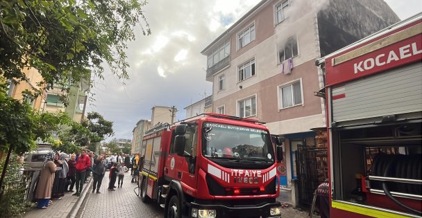 3 katlı binada yangın paniği: Mahsur kalanları itfaiye kurtardı