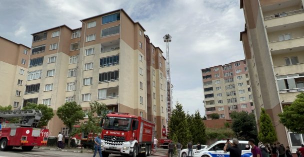 7 katlı apartmanın çatısında çıkan yangın söndürüldü