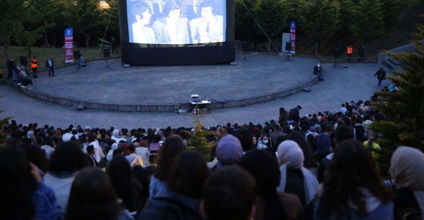 Açık havada Mavi Boncuk keyfi