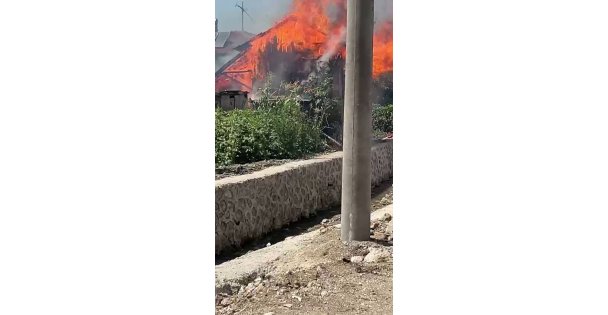 Ahır alev alev yandı, hayvanlar son onda telef olmaktan kurtarıldı