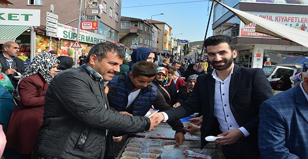 AK DİLOVASI AŞURE DAĞITTI