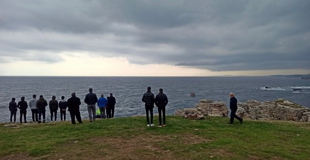 Alabora olan teknedeki 2 kişiden 1'i kurtarıldı, diğeri aranıyor