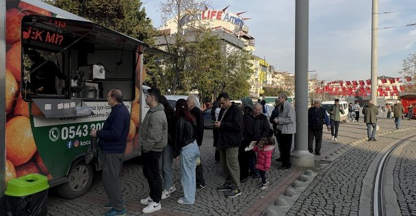 Aldığı hisseler çakılınca, patron gitsin diye lokma dağıttı