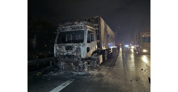 Alev alev yanan muz yüklü tırdan geriye demir yığını kaldı