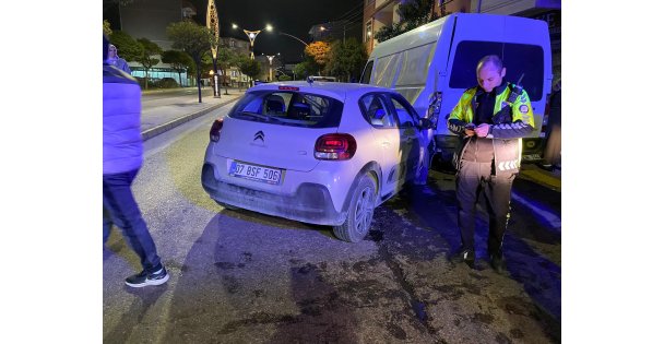 Alkollü sürücü park halindeki minibüse çarptı: 3 yaralı