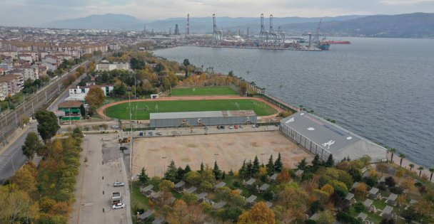 Alparslan Türkeş Spor Kompleksi'nde  sahanın mıcır dolgusu yapılıyor