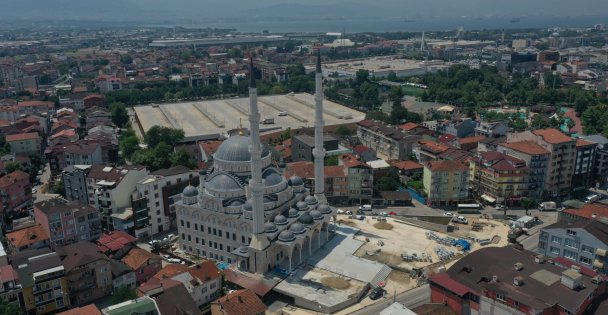 Altı Otopark, Üstü Meydan