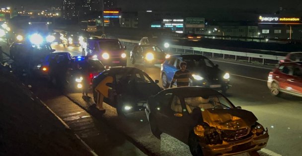 Anadolu Otoyolu'nda 6 aracın karıştığı trafik kazası nedeniyle ulaşım aksadı