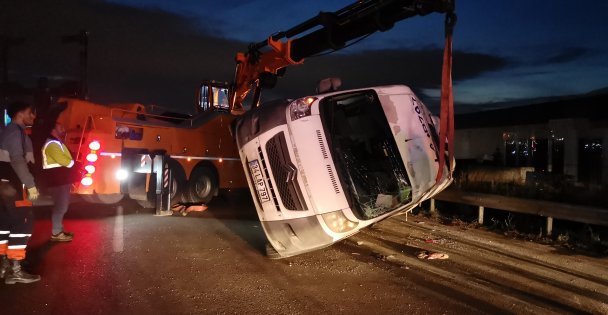 Anadolu Otoyolu'nda devrilen minibüste 8 işçi yaralandı