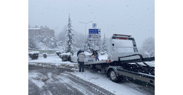 Aniden bastıran kar yağışı vatandaşlara zor anlar yaşatıyor