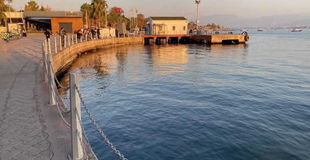 Bağırarak denize atlayan kız çocuğunu vatandaşlar kurtardı