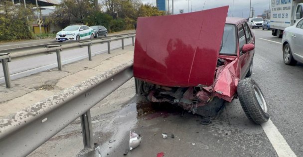 Bariyere çarpan otomobilin sürücüsü yaralandı