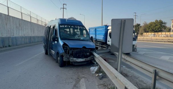 Bariyerlere çarpan minibüsteki 3 kişi yaralandı