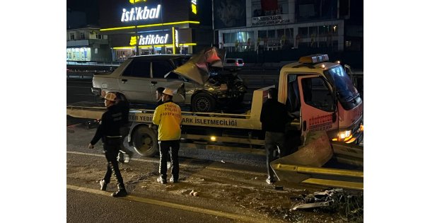 Bariyerlere çarpan otomobildeki 2 kişi yaralandı