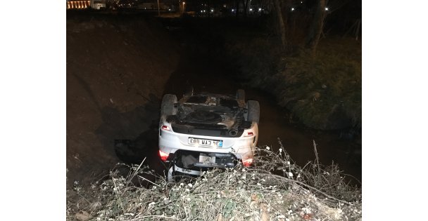 Başka araca çarpmamak için manevra yapan otomobil dereye uçtu