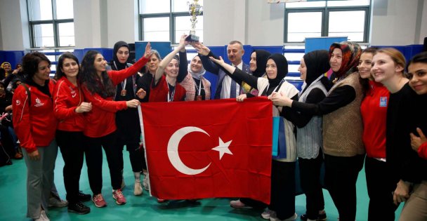 Başkan Büyükakın, kadınların voleybol heyecanına ortak oldu