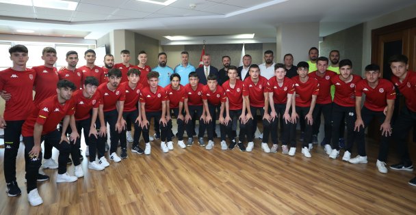 Başkan Büyükakın, Kullarspor U-18 takımını konuk etti