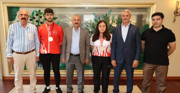 Başkan Büyükgöz Başarılı Sporcuları Ödüllendirdi