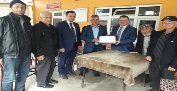 BAŞKAN'DAN MUHTARLARA PLAKET