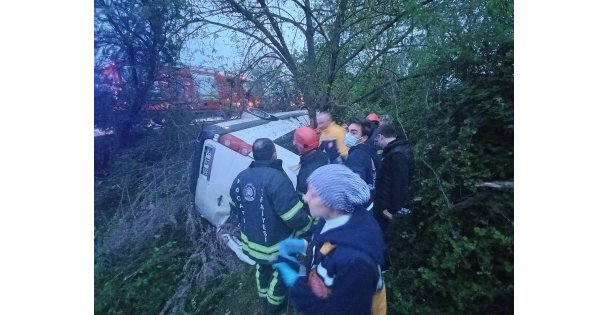 Bayram Tatili Için Yola Çıkan Minibüs Tem'de Devrildi: 13 Yaralı