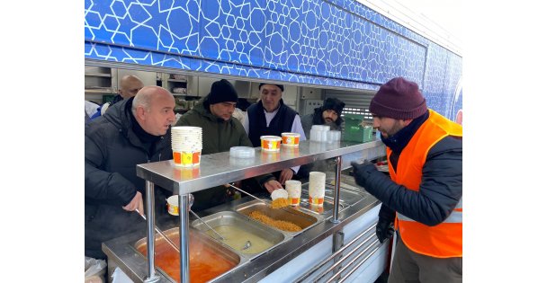 Belediye başkanları çadır kurup, aşevinde yemek dağıtıyor