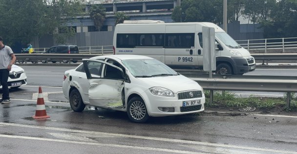 Belediye otobüsü ile otomobil çarpıştı: 2 yaralı