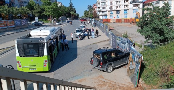 Belediye Otobüsü İle Suv Araç Kazaya Karıştı: Şoförler Birbirine Girdi