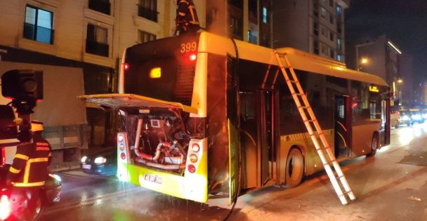 Belediye otobüsünün motorunda çıkan yangın korkuttu