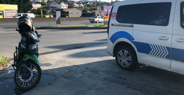 Benzin istasyonu girişinde motosiklet ve otomobil çarpıştı