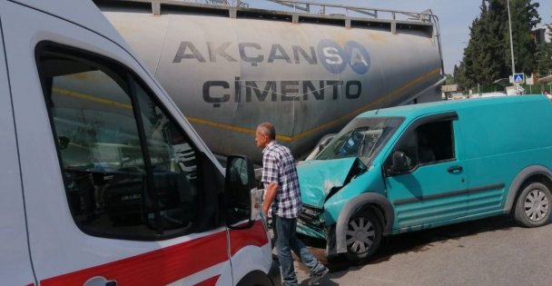 Beton mikseri ile ticari araç çarpıştı: 1 yaralı