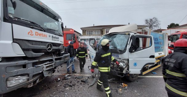 Beton pompası ile kamyon kafa kafaya çarpıştı:1 yaralı