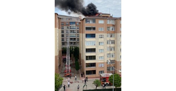 Binanın çatısı alev alev yandı, vatandaşlar sokağa döküldü