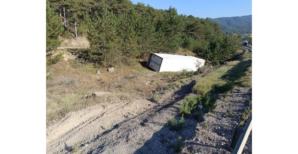 Bolu'da tır şarampole yuvarlandı: 1 yaralı