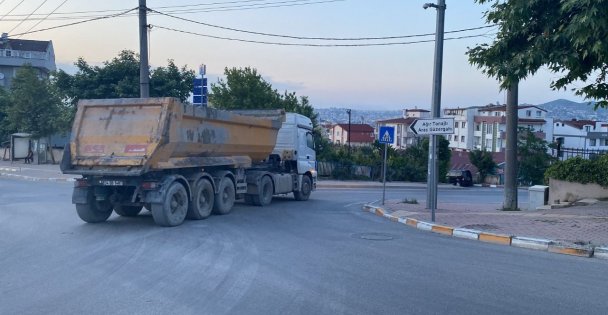 Bu caddeye giren ağır tonajlı araçlar ceza yiyecek