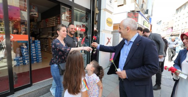 Büyükgözden Annelere Çiçek Takdimi