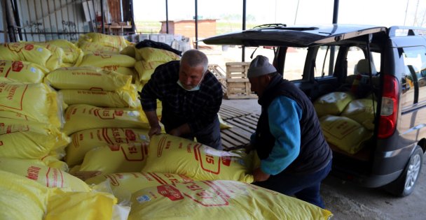 Büyükşehir, ayçiçeği üreticilerine gübre dağıtımına başladı