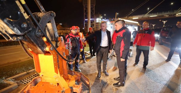 Büyükşehirde yeni yıl gecesi de  yol bakım hizmeti devam etti