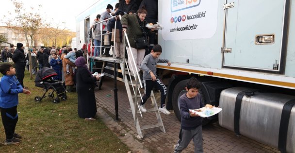 Büyükşehir'den Darıcalılara yemek ikram