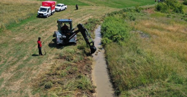 Büyükşehir'in A Takımı Yine İş Başında; Tarımsal Sulama Kanalları Temizleniyor