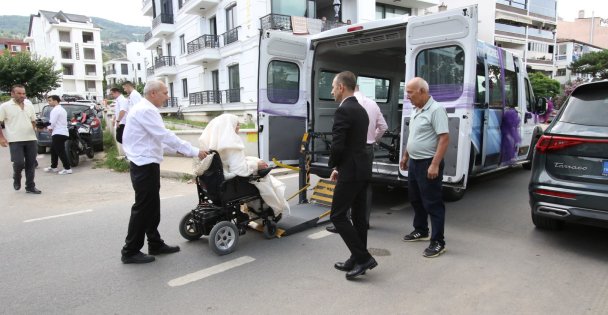 Büyükşehir'in Engelsiz Taksisi gelin arabası oldu;  Bu kez ömür boyu mutluluğa taşıdı