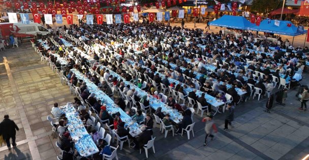 Büyükşehir'in iftar sofrası gönülleri buluşturuyor