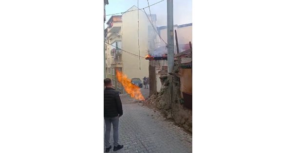 Çalışma sırasında doğal gaz borusu patladı: Alevler eve sıçradı