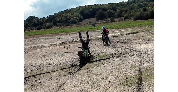 Çamura saplanan motosikletli böyle takla attı: Arkadaşları kahkahaya boğuldu