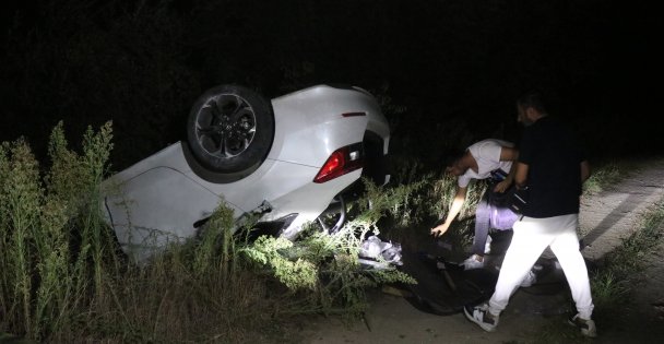 Çarpışan otomobillerden biri takla atarak kanala devrildi: 2 yaralı