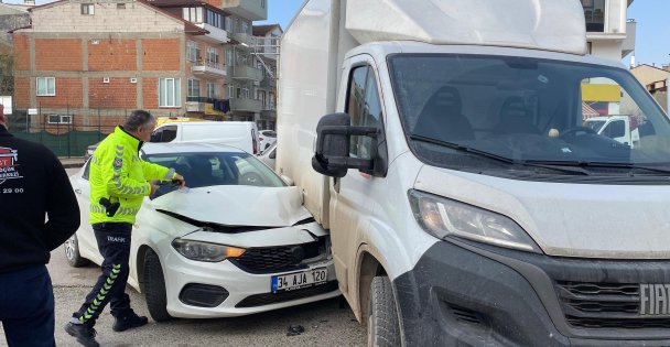 Çarpışmanın şiddetiyle otomobil kamyonetin altına girdi: 1 yaralı