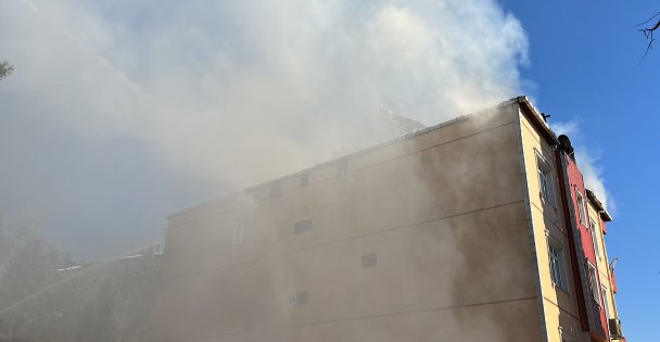 Çatı alevlere teslim oldu: Yangın 45 dakikada söndürüldü