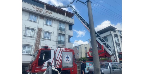 (VİDEOLU) Çatı Yangını Panik Oluşturdu