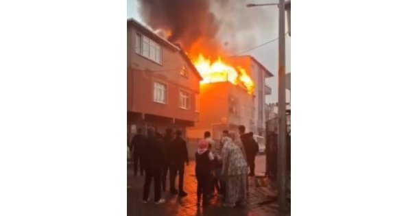 Çatı yangını yan binaya sıçradı: 1 kişi dumandan etkilendi